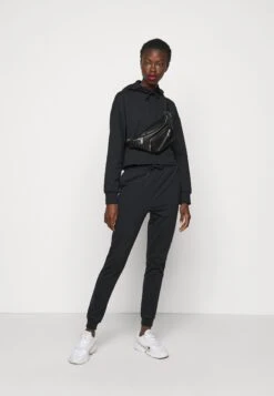 Set - Trainingspak - Black 13 Set - Trainingspak - Black -Even&Odd 01545b65a27f4f4691c6bad76046d98a