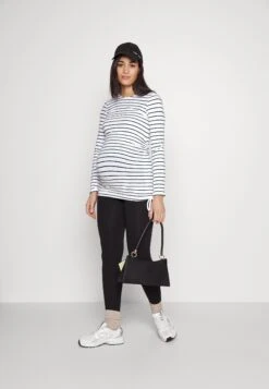 Longsleeve - White/Black 11 Longsleeve - White/Black -Even&Odd 055dd47f0bec4347add93e7339d13983