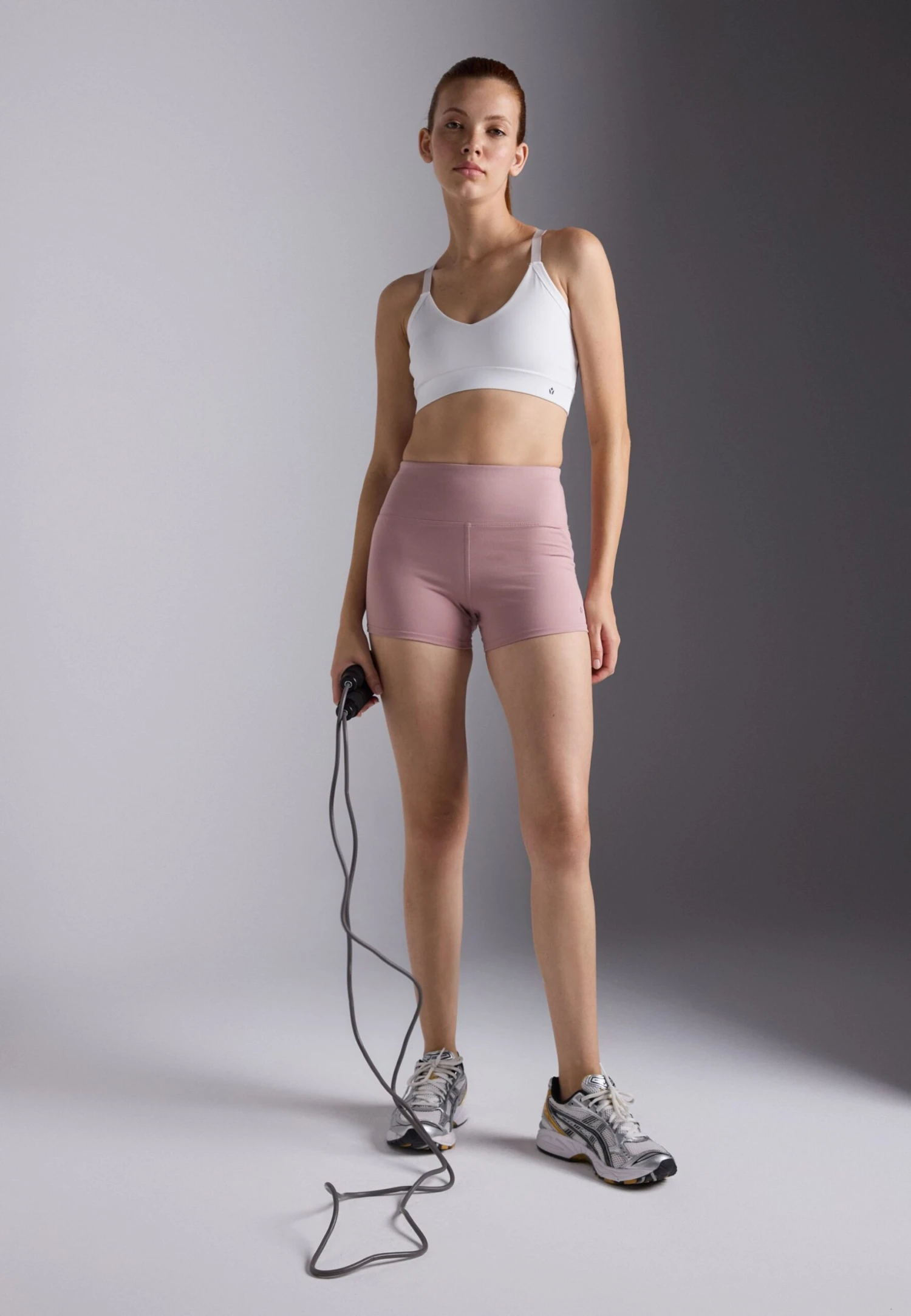 ESSENTIAL 2 PACK MEDIUM SUPPORT SPORTS BRA WITH ADJUSTABLE CROSS BACK - Sport-bh Met Medium Support - White/black 4 ESSENTIAL 2 PACK MEDIUM SUPPORT SPORTS BRA WITH ADJUSTABLE CROSS BACK - Sport-bh Met Medium Support - White/black - Afbeelding 2