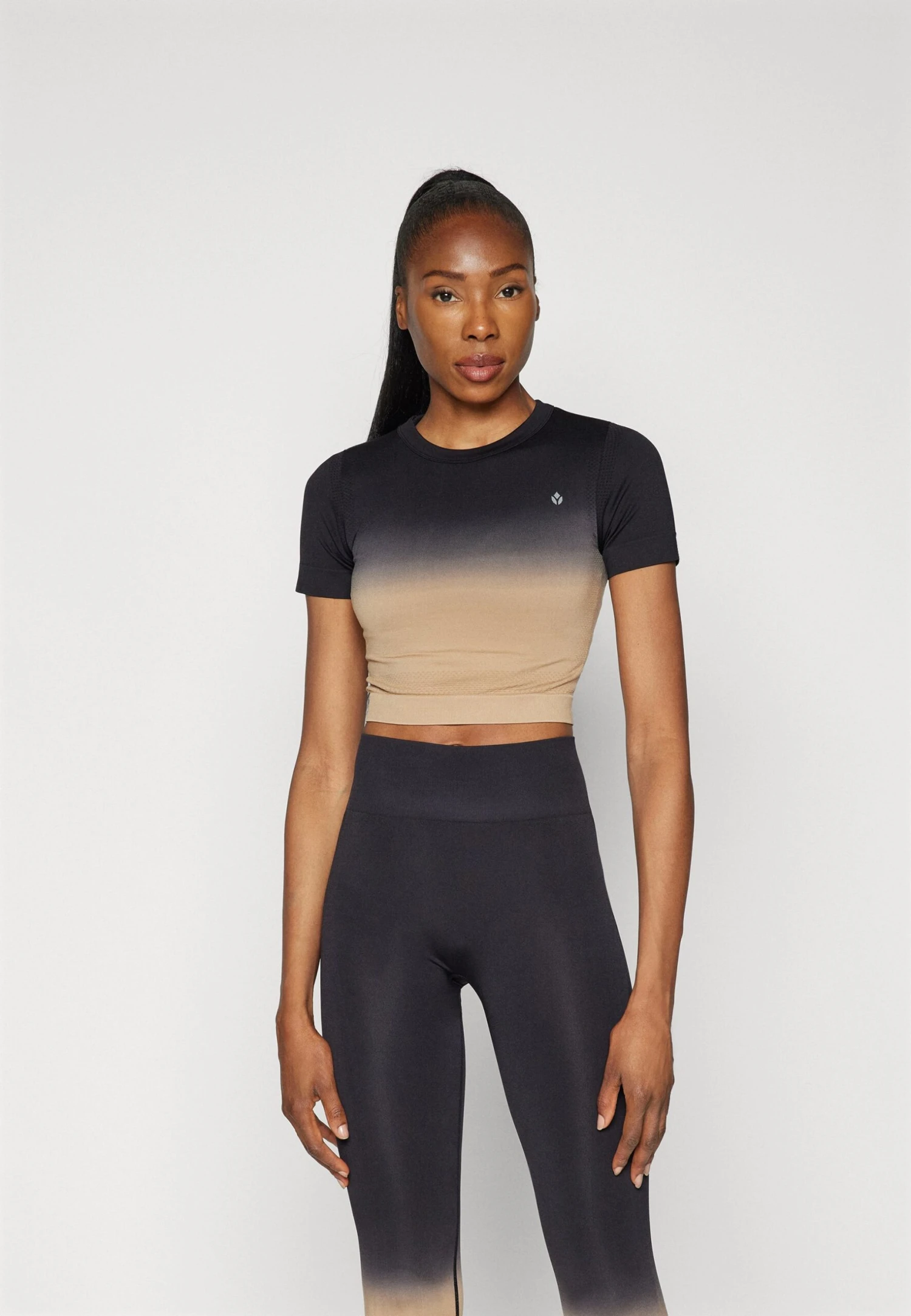 SEAMLESS PRINTED T-SHIRT - T-shirt Print - Light Brown/black 3 SEAMLESS PRINTED T-SHIRT - T-shirt Print - Light Brown/black