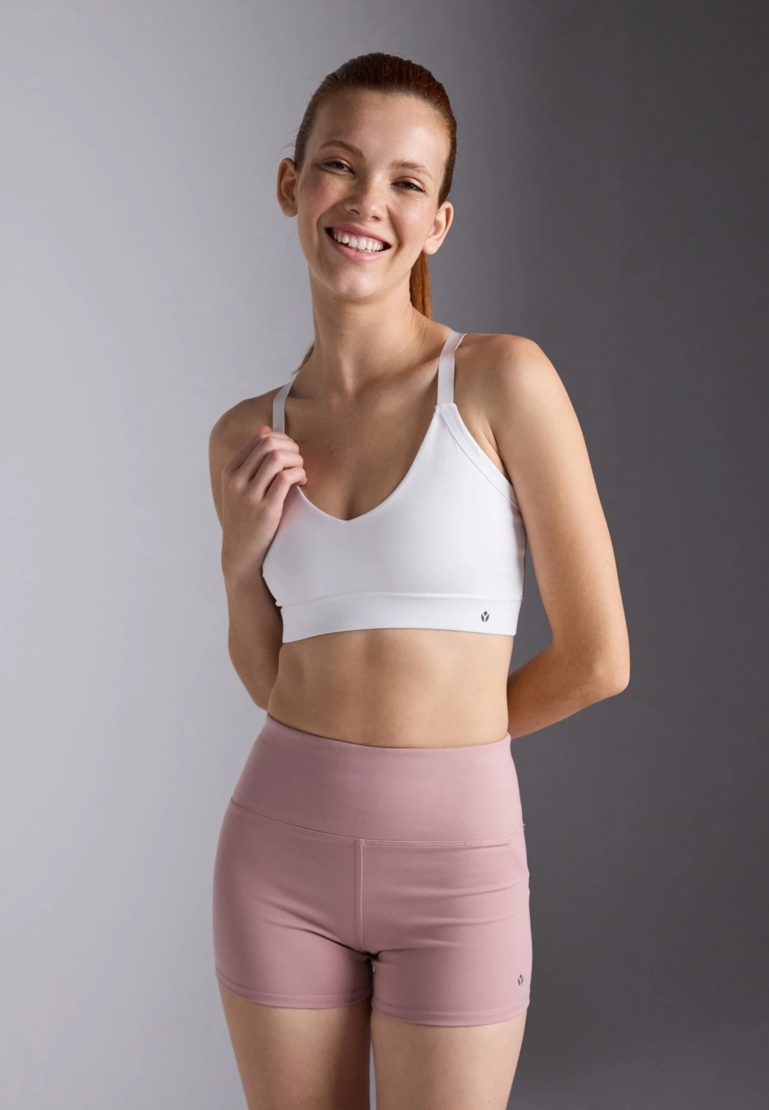 ESSENTIAL 2 PACK MEDIUM SUPPORT SPORTS BRA WITH ADJUSTABLE CROSS BACK - Sport-bh Met Medium Support - White/black 3 ESSENTIAL 2 PACK MEDIUM SUPPORT SPORTS BRA WITH ADJUSTABLE CROSS BACK - Sport-bh Met Medium Support - White/black