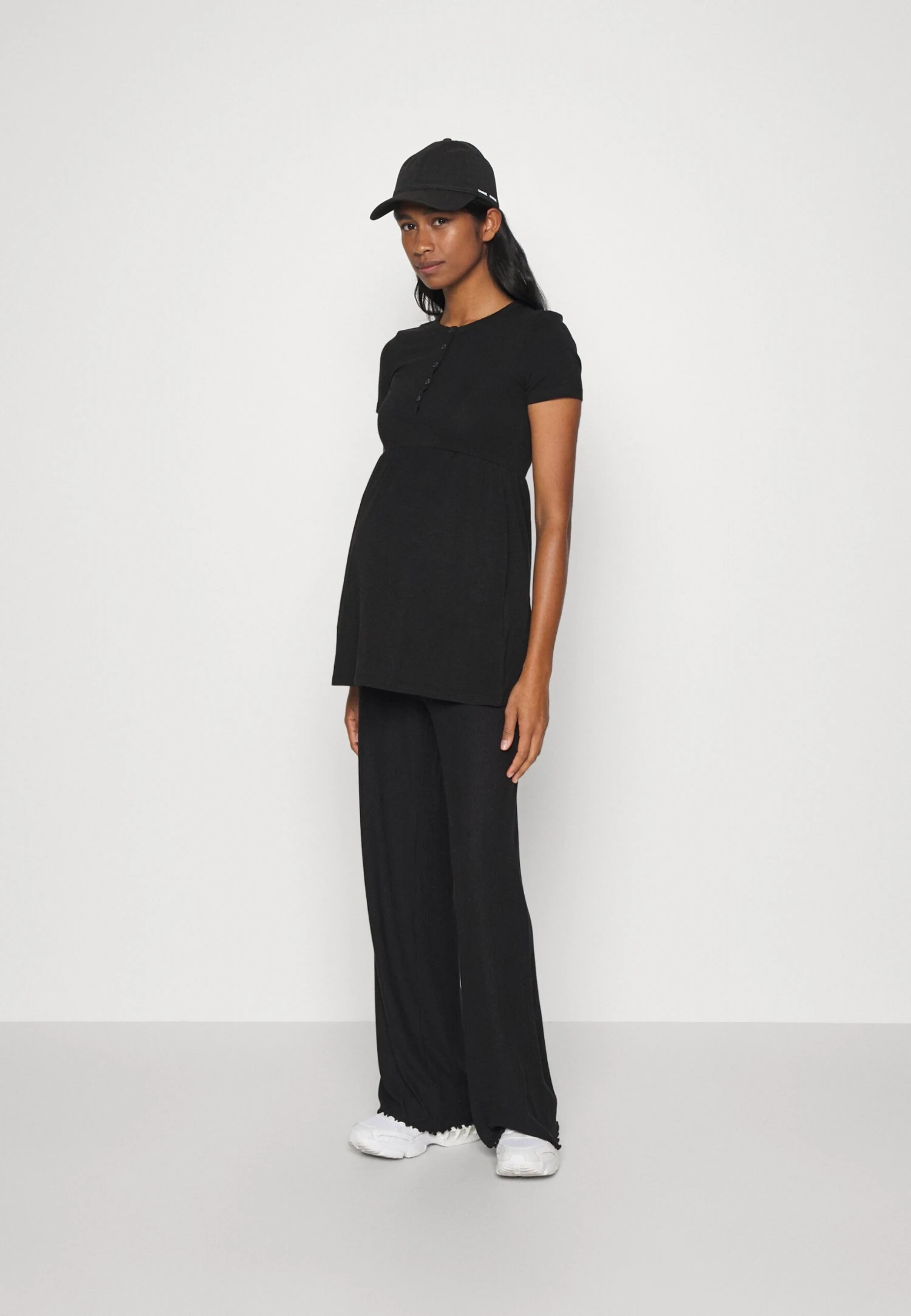 T-Shirt Basic - Black 4 T-Shirt Basic - Black - Afbeelding 2