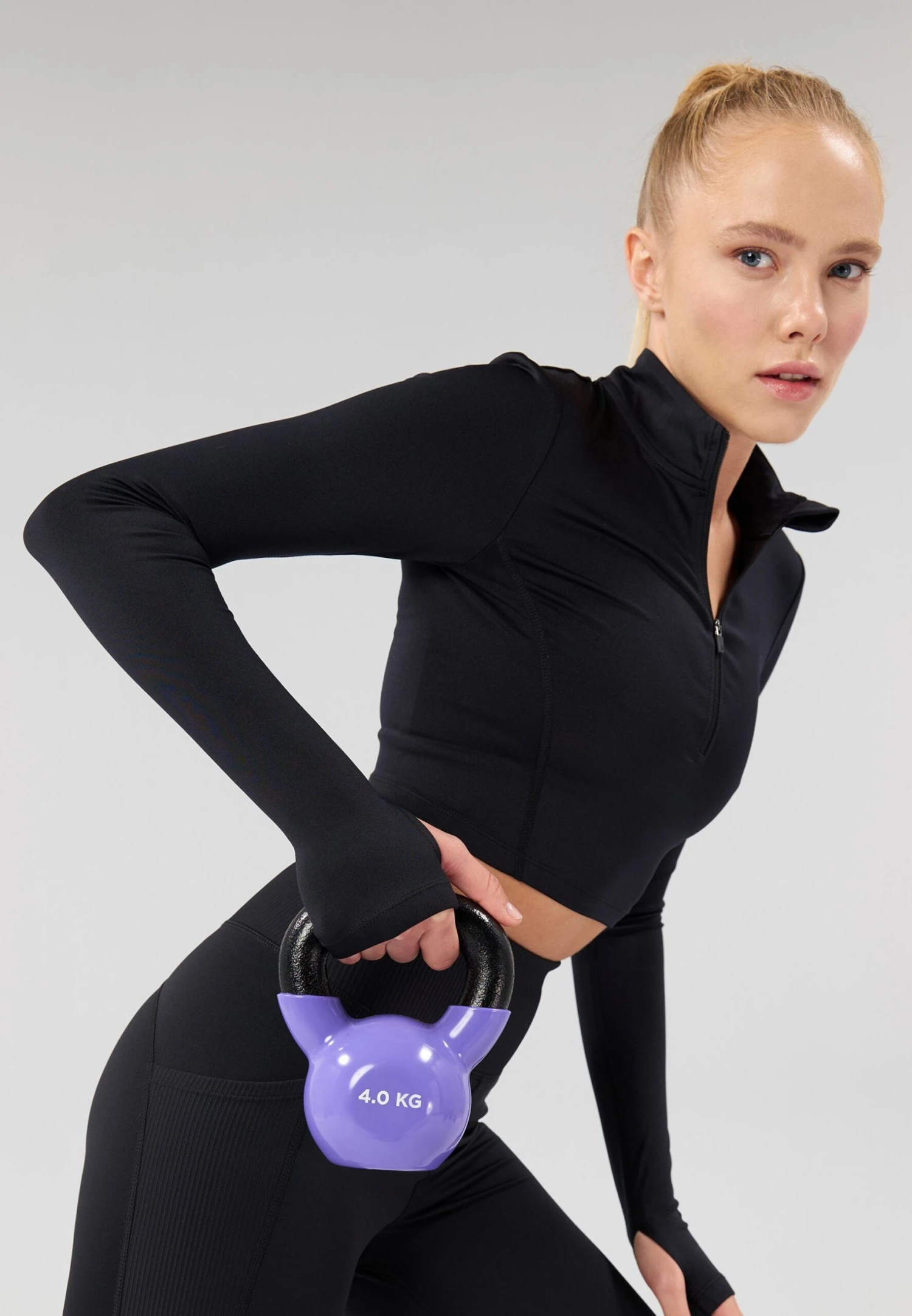 CROPPED HIGH NECK LONG SLEEVE TOP WITH 1/2 ZIP &THUMB HOLES - Longsleeve - Black 3 CROPPED HIGH NECK LONG SLEEVE TOP WITH 1/2 ZIP &THUMB HOLES - Longsleeve - Black