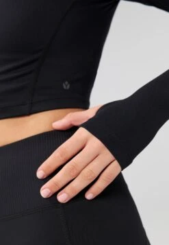 CROPPED HIGH NECK LONG SLEEVE TOP WITH 1/2 ZIP &THUMB HOLES - Longsleeve - Black 18 CROPPED HIGH NECK LONG SLEEVE TOP WITH 1/2 ZIP &THUMB HOLES - Longsleeve - Black -Even&Odd 70d41ece07094c4383ae28190e201029