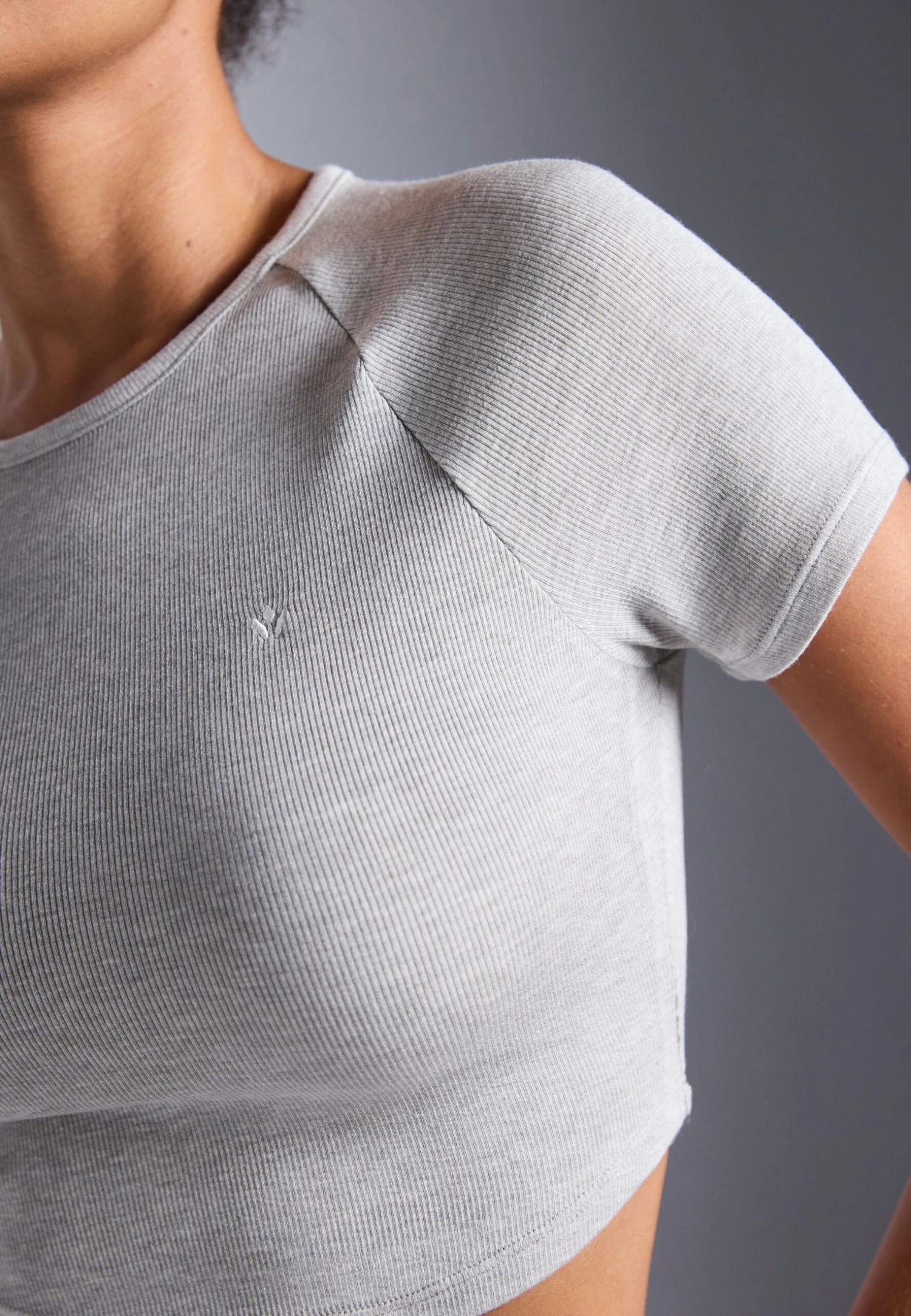 ESSENTIAL CROPPED FINE RIB T SHIRT - T-shirt Basic - Light Grey 7 ESSENTIAL CROPPED FINE RIB T SHIRT - T-shirt Basic - Light Grey - Afbeelding 5