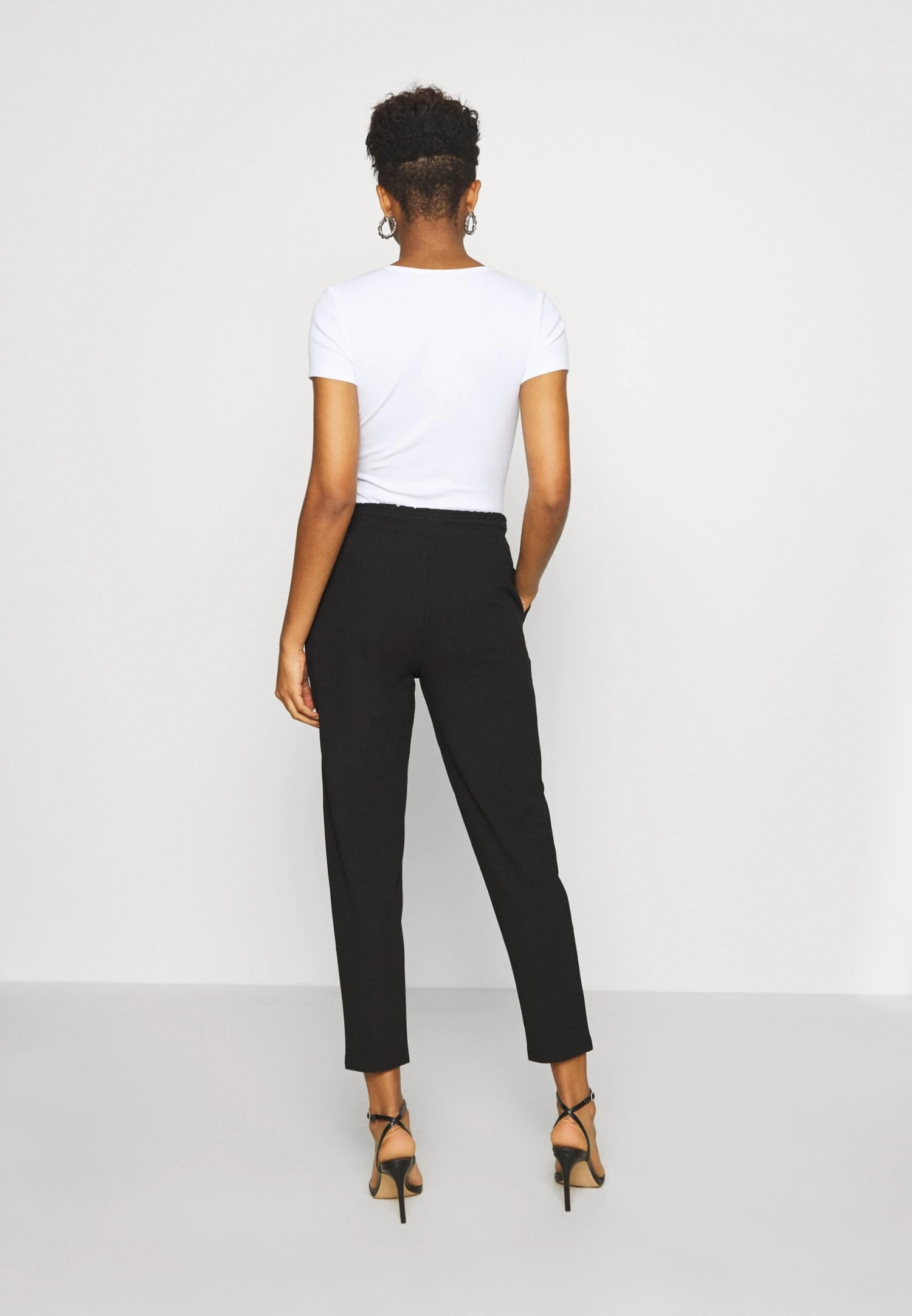 Even&Odd Paperbag Waist Tapered Trousers - Broek - Black 5 Even&Odd Paperbag Waist Tapered Trousers - Broek - Black - Afbeelding 3