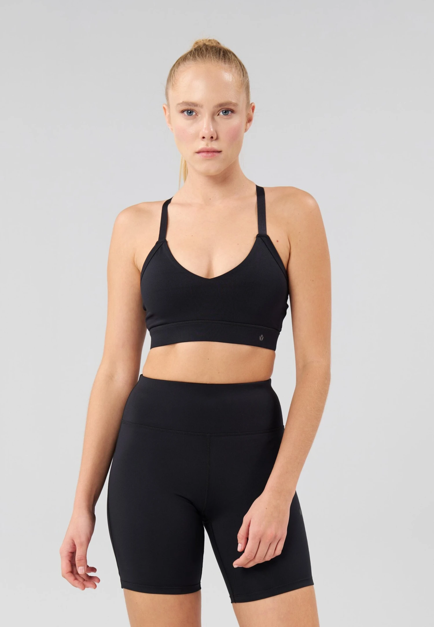 ESSENTIAL QUICK DRY MEDIUM SUPPORT SPORTS BRA WITH ADJUSTABLE CROSS BACK - Sport-bh Met Medium Support - Black 4 ESSENTIAL QUICK DRY MEDIUM SUPPORT SPORTS BRA WITH ADJUSTABLE CROSS BACK - Sport-bh Met Medium Support - Black - Afbeelding 2