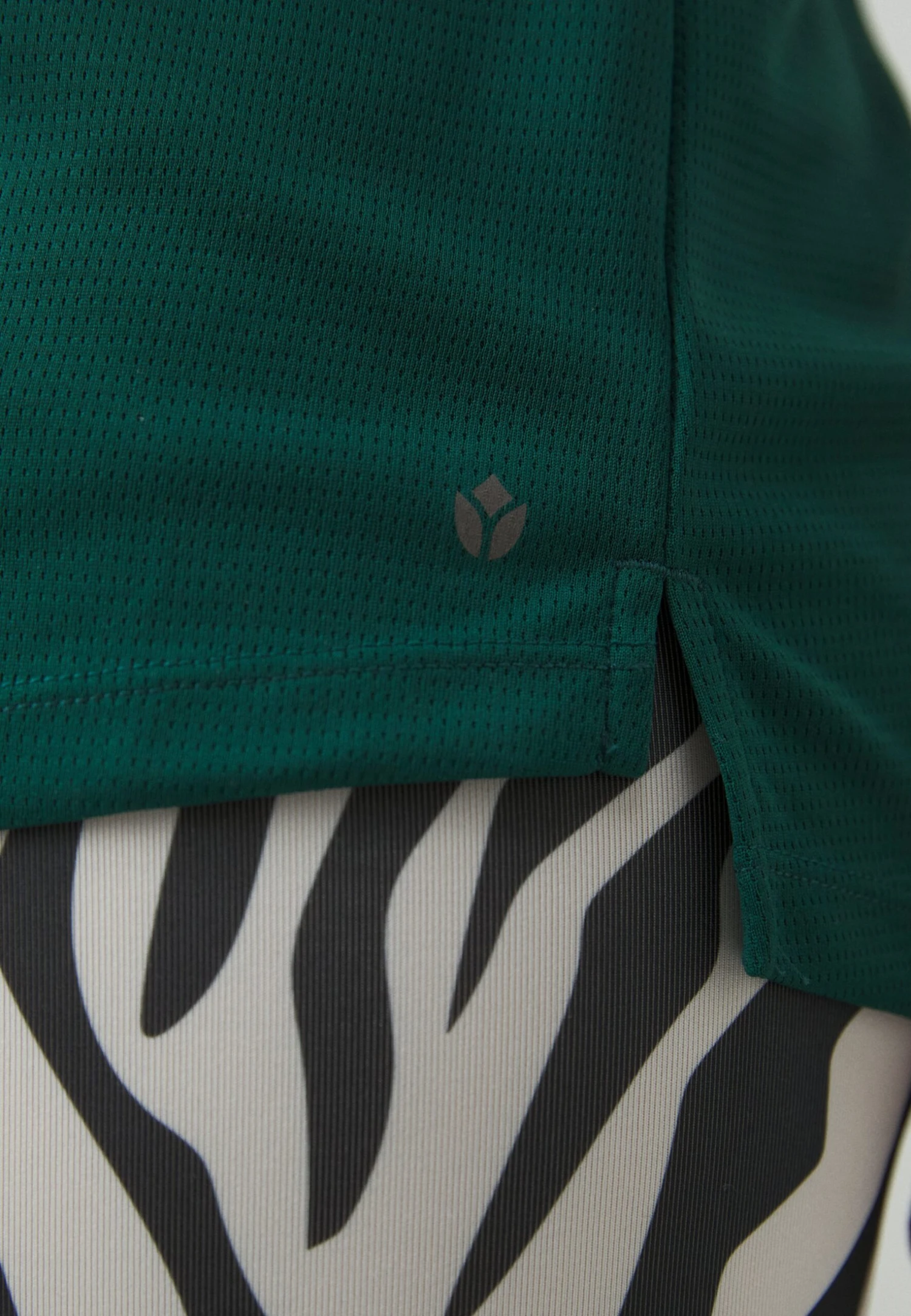 ADAPTIVE SPORTS T-SHIRT WITH OPENING - Sport T-shirt - Dark Green 9 ADAPTIVE SPORTS T-SHIRT WITH OPENING - Sport T-shirt - Dark Green - Afbeelding 7