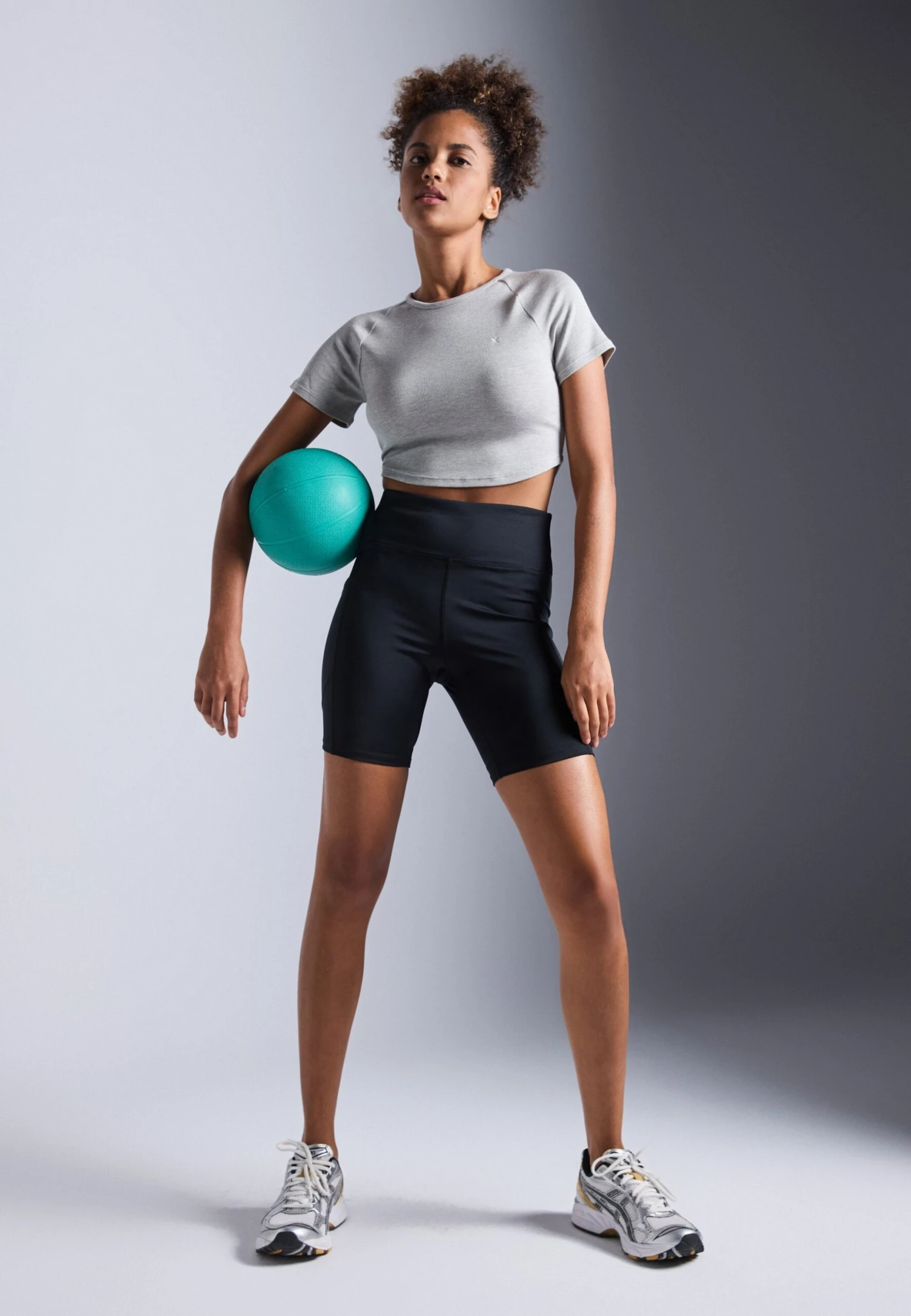 ESSENTIAL CROPPED FINE RIB T SHIRT - T-shirt Basic - Light Grey 4 ESSENTIAL CROPPED FINE RIB T SHIRT - T-shirt Basic - Light Grey - Afbeelding 2