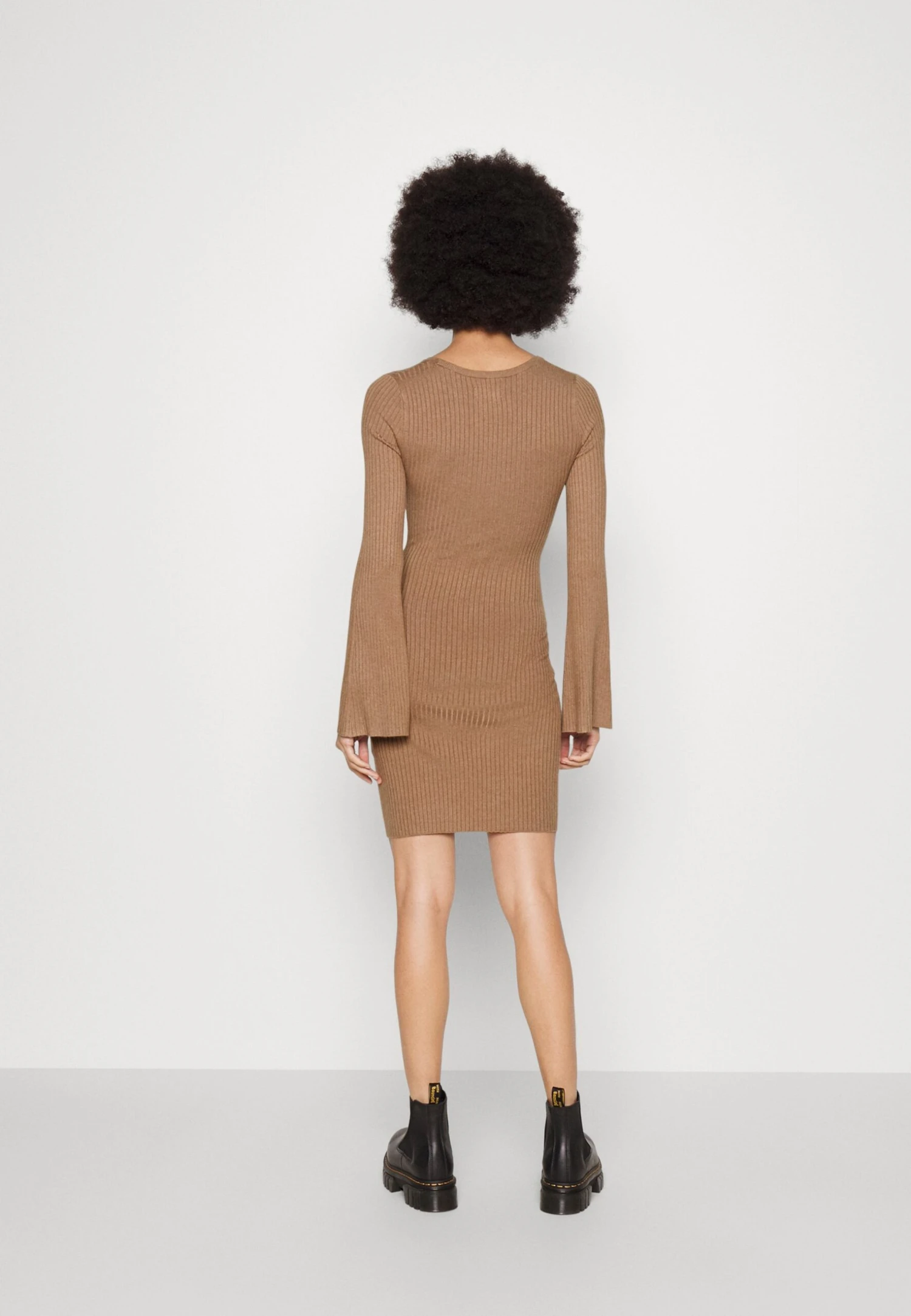 Even&Odd Knit Loose Fit Flared Sleeves Dress - Gebreide Jurk - Camel 5 Even&Odd Knit Loose Fit Flared Sleeves Dress - Gebreide Jurk - Camel - Afbeelding 3