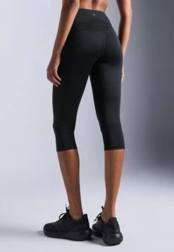 ESSENTIAL QUICK DRY CAPRI HIGH RISE LEGGINGS - Tights - Black 13 ESSENTIAL QUICK DRY CAPRI HIGH RISE LEGGINGS - Tights - Black -Even&Odd c7aa74c57368481c96b726131839aea2