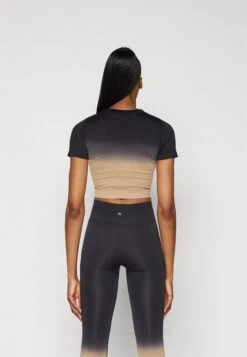 SEAMLESS PRINTED T-SHIRT - T-shirt Print - Light Brown/black 10 SEAMLESS PRINTED T-SHIRT - T-shirt Print - Light Brown/black -Even&Odd d5ae83b5255d4a748983b85891d81938