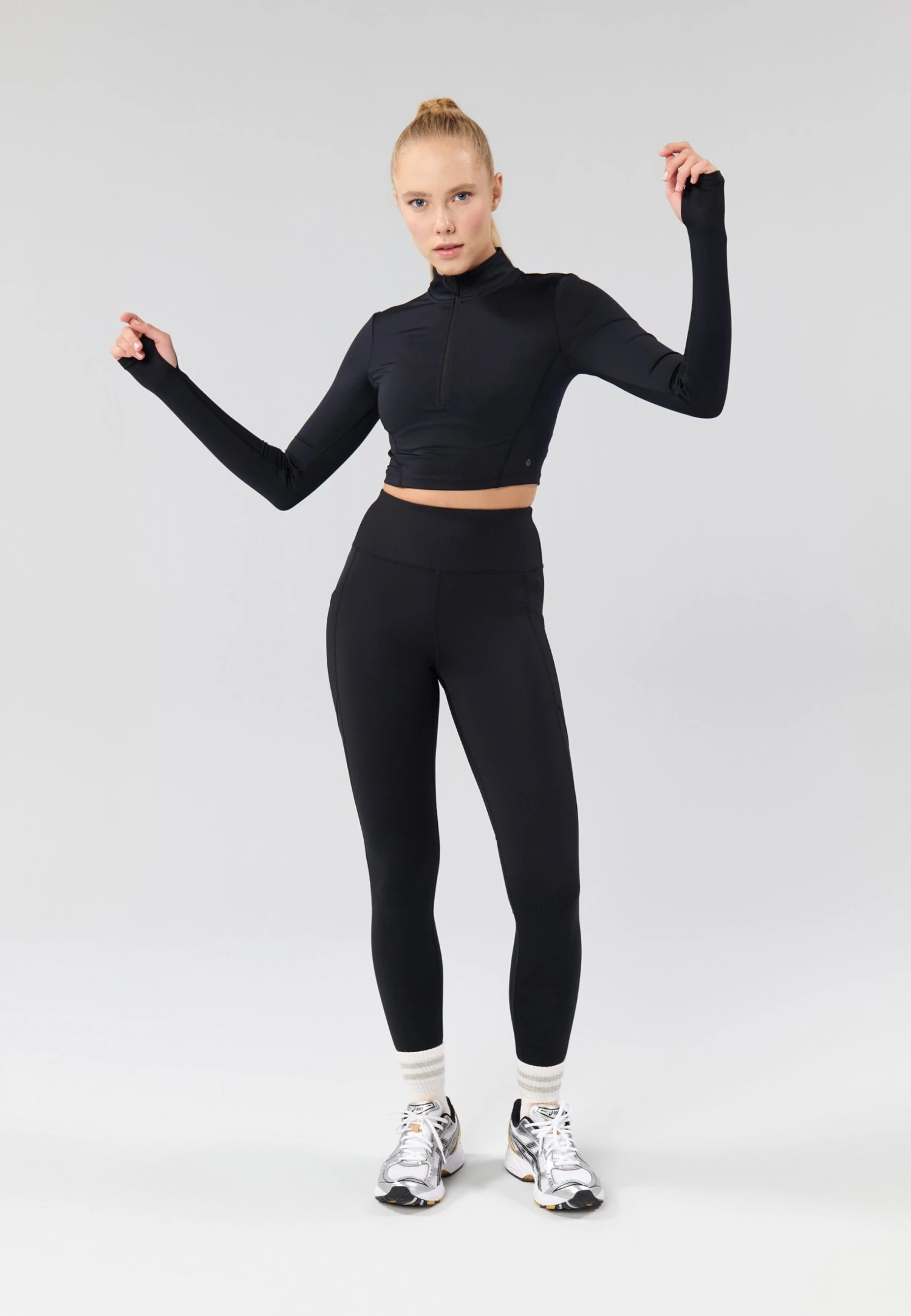 CROPPED HIGH NECK LONG SLEEVE TOP WITH 1/2 ZIP &THUMB HOLES - Longsleeve - Black 4 CROPPED HIGH NECK LONG SLEEVE TOP WITH 1/2 ZIP &THUMB HOLES - Longsleeve - Black - Afbeelding 2