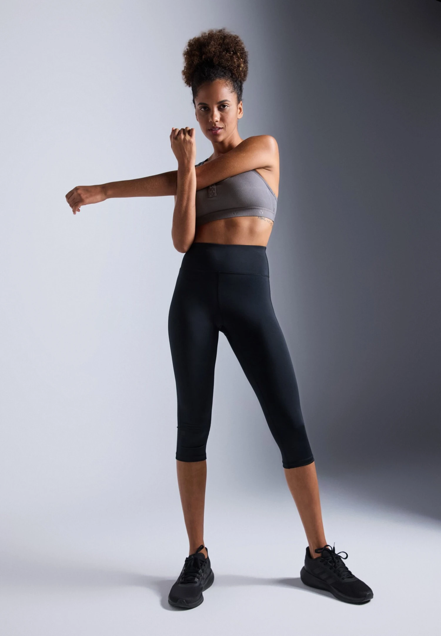 LIGHT SUPPORT FINE RIBBED SPORTS BRA WITH RACER BACK - Sport-bh Met Medium Support - Dark Grey 4 LIGHT SUPPORT FINE RIBBED SPORTS BRA WITH RACER BACK - Sport-bh Met Medium Support - Dark Grey - Afbeelding 2