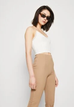 Even&Odd Top - Off-White 11 Even&Odd Top - Off-White -Even&Odd ffe709c5da8c42458aacc2f4918bc538